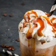 Frapuccino de caramelo con crema batida. 
