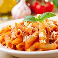 Una pasta con queso parmesano para una cena romántica.