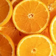  Rodajas de naranja, un alimento agrio o ácido, con una cáscara amarga. 