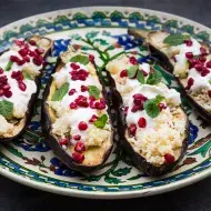 Una forma de cocinar con berenjena es usarla para rellenarla con algunos ingredientes. 