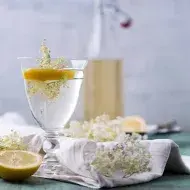 Flor de saúco, una de las flores comestibles, en una infusión con limón. 