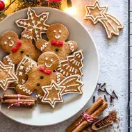Galletitas navideñas en formas de estrellas, árboles y muñecos. 