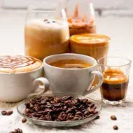 Tazas con varios tipos de café  