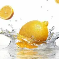 Un tipo de limón amarillo cayendo en el agua. 