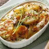 Una forma deliciosa de cocinar papas es gratinadas y al horno. 