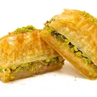 Un pastel de pistachos con hojaldre. 