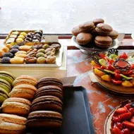 Macarrones, palmeritas y otros postres de la pastelería francesa. 