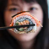 El sushi es una comida japonesa muy popular en el mundo entero.