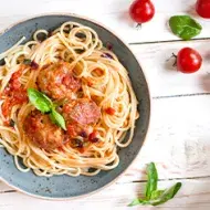 Plato de pasta con albóndigas caseras 