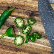Tabla de pica con variedad de ají verde  