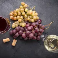 Variedad de uvas con copas de vino