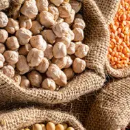 Sacos con granos de garbanzos   