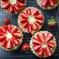 Tartaletas de frutillas con crema pastelera.