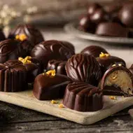 Bombones hechos con moldes para chocolate   