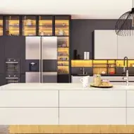 Cocina limpia y heladera al fondo, quitar mal olor de la heladera