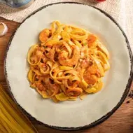 Plato de pasta con camarones, tomate, ajo y pimienta comida italiana 