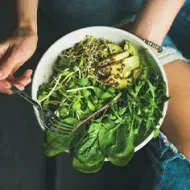 Plato de ensalada con variedad de verduras verdes  
