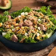 Ensalada de lechuga y huevo con atún en lata, una receta muy popular.