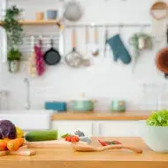 Cocina con ingredientes y utensilios contaminación cruzada Cocina con ingredientes y utensilios contaminación cruzada