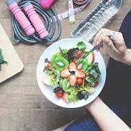 Plato de ensalada menú para comer antes de hacer ejercicio Plato de ensalada menú para comer antes de hacer ejercicio