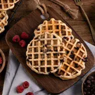  Waffles preparados con una receta que incluye chocolates y frutas.