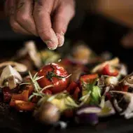 Ingredientes tomates y ajos sartén para hacer tatemado