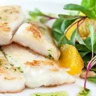 Pescado preparado en freidora de aire con una ensalada de hojas verdes.
