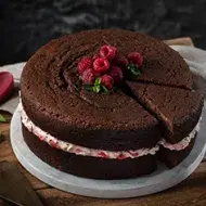 Naked cake de chocolate y frambuesas.