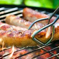  Asador de carbón con salchichas
