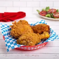 Canasta con piezas de pollo para celebrar día del pollo frito 