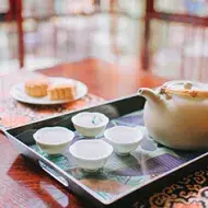 Juego de té con pastelitos