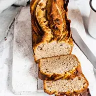 Babka de chocolate entero y rebanada