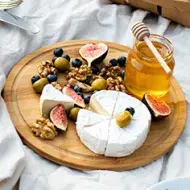 Tabla de quesos con miel, frutas y aceitunas 