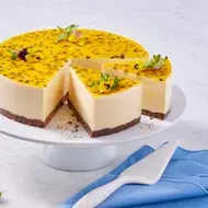 Postre de cheesecake con maracuyá