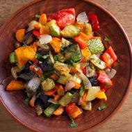 Ensalada de verduras con zucchini en un tazón 