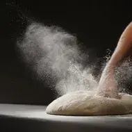 Tipos de masa en repostería, persona amasando 