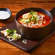 Consomé con palta, tomate y cebolla en olla multifuncional