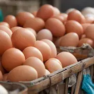 Huevos en un mercado local, sustitutos de huevo.  