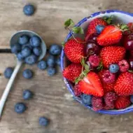 Tazón con variedad de frutos rojos 