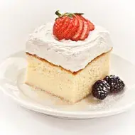 Torta tres leches con merengue, frutillas y moras.