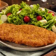 Plato argentino de receta de milanesa y ensalada