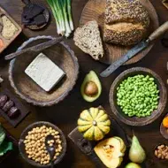 Diferentes comidas con todos los tipos de nutrientes que existen en los alimentos
