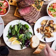 Mesa con comida y cuántas calorías se deben consumir al día según tus actividades y dieta