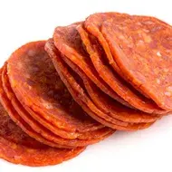 Salame o pepperoni en rodajas, uno de los embutidos más famosos en el mundo