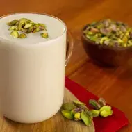 Receta de bebida con trozos de pistachos