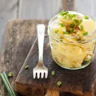 Ensalada de papa en vaso con cebolla de verdeo y salsa blanca