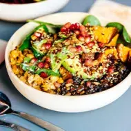 Lentejas, arroz, palta y semillas en un almuerzo sin gluten