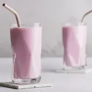 Dos vasos de malteadas de mangostino