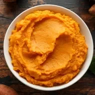 Bol de polenta sobre mesa de madera visto desde arriba