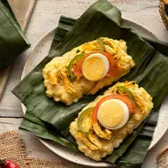 Hojas de plátano en receta de tamal de arroz con pollo, huevo y tomate